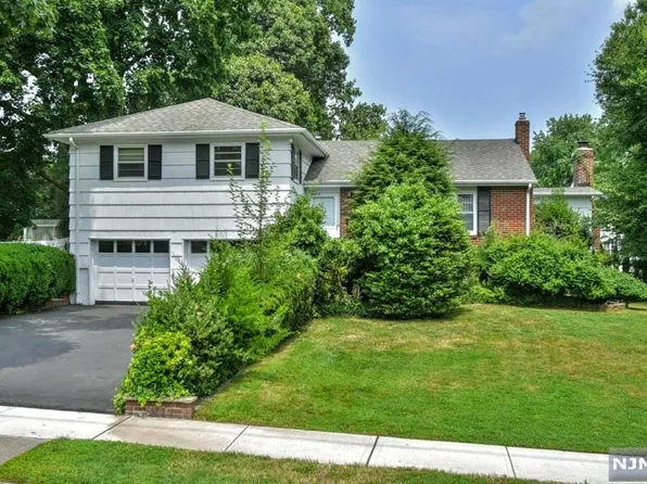 1050 Wildwood Rd, Oradell, NJ 07649