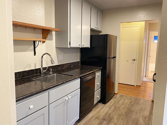 Upgraded kitchen, brand new refrigerator