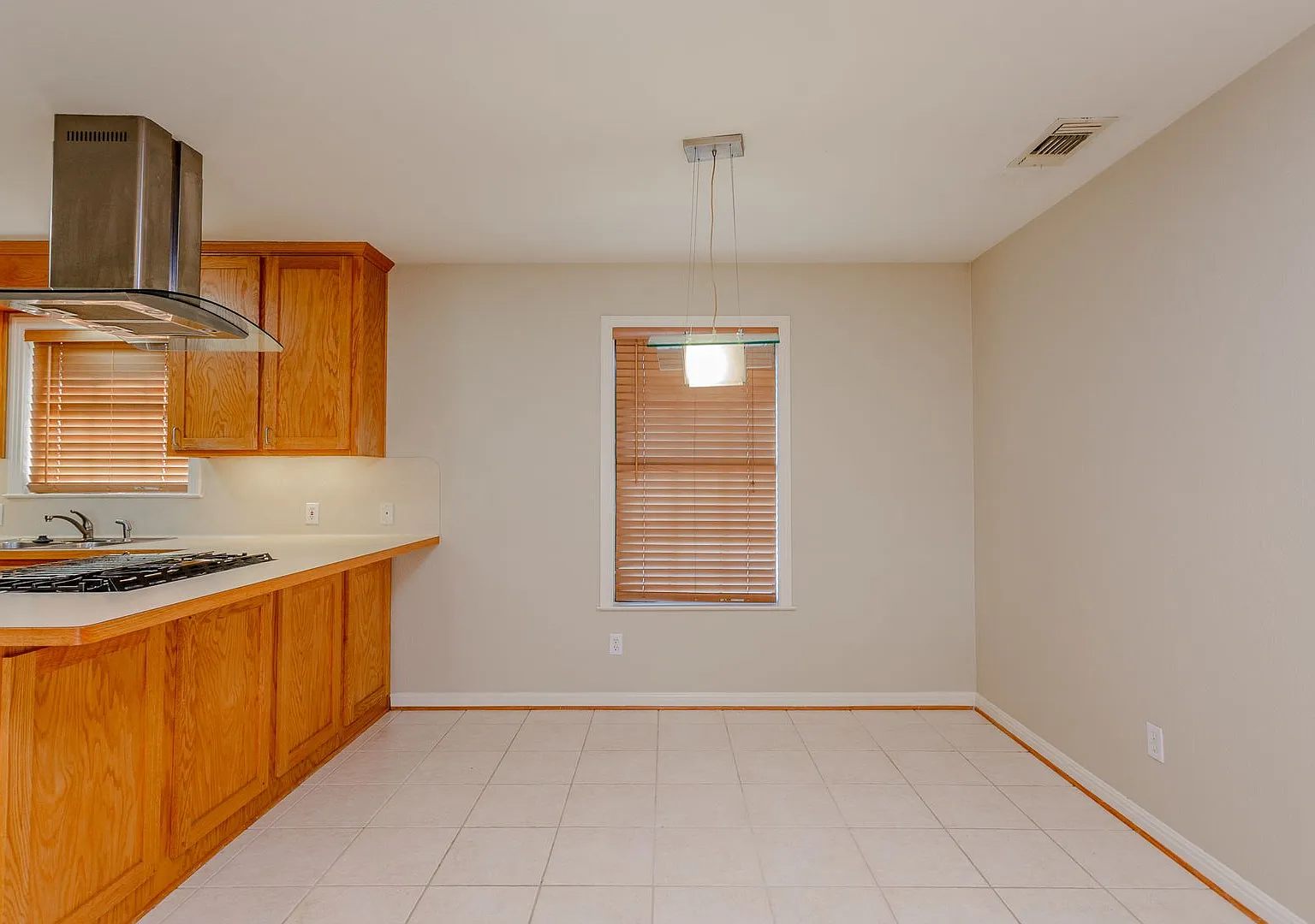 Charming 3BR/1BA Home with Covered Carport in Austin! — Photo 4
