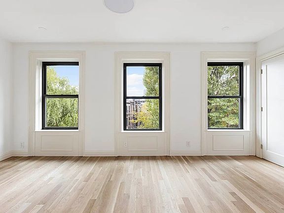4th image of 275 Clermont Ave #3