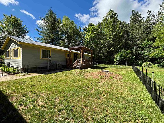 4th image of 2190 Pine Crescent Dr