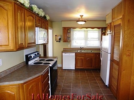 Kitchen - Large Pantry, Appliances stay