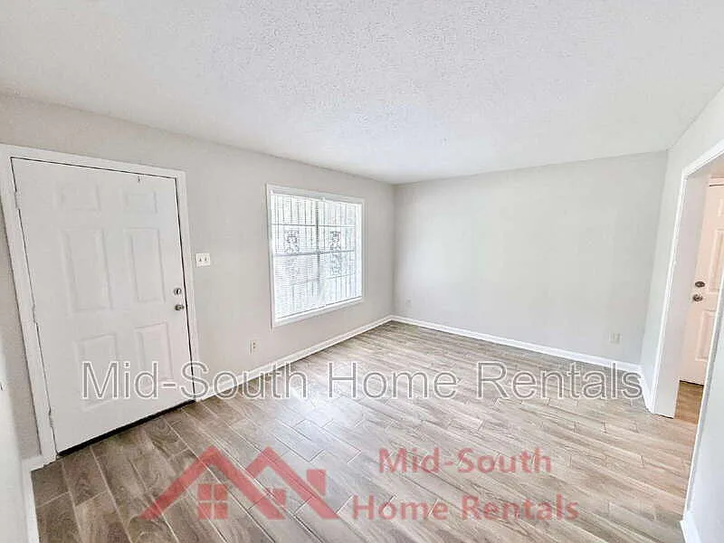 3 bed, 1.0 bath, 911 sqft, $970 — Photo 4