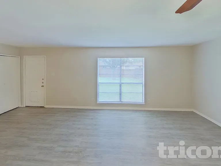 332 Rockcrest Dr — Photo 2