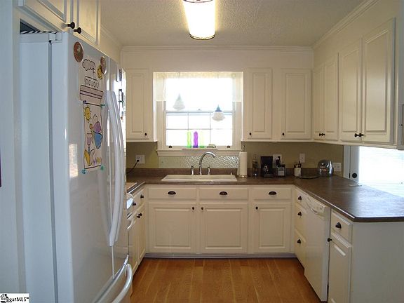 4th image of 22 Oakwood Ave
