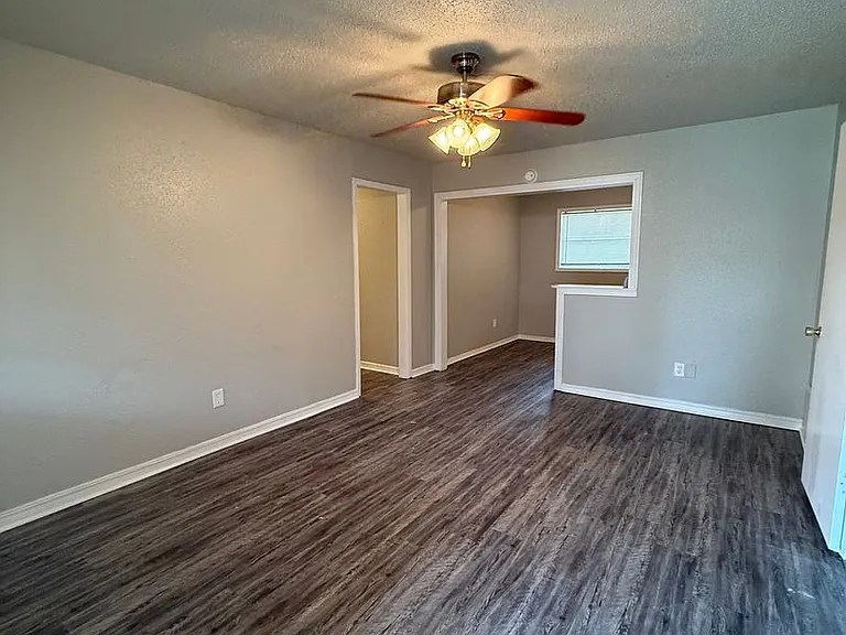 2412 Wyandotte Way — Photo 2