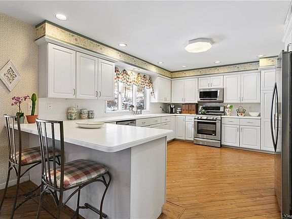 4th image of 52 Anton Dr