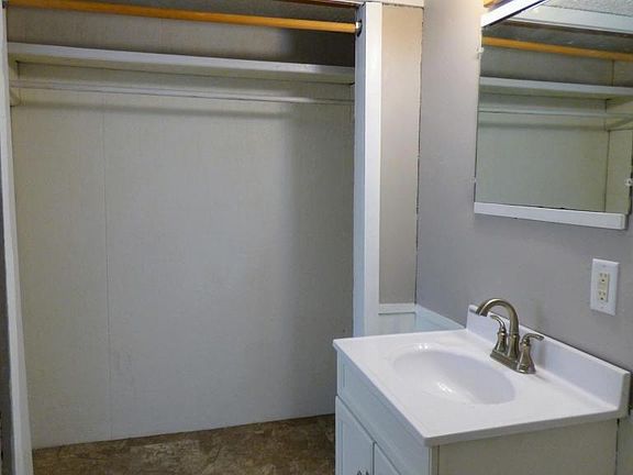 5th image of 211 Dewey St