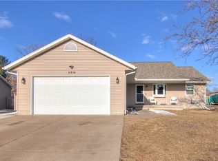 4914 Club House Ln, Eau Claire, WI 54703