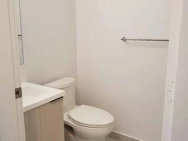 203 College St #511 — Photo 4