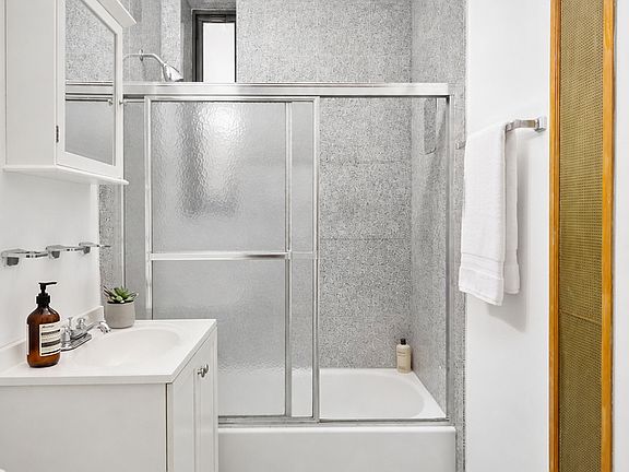 5th image of 324 E 52nd St APT 4A