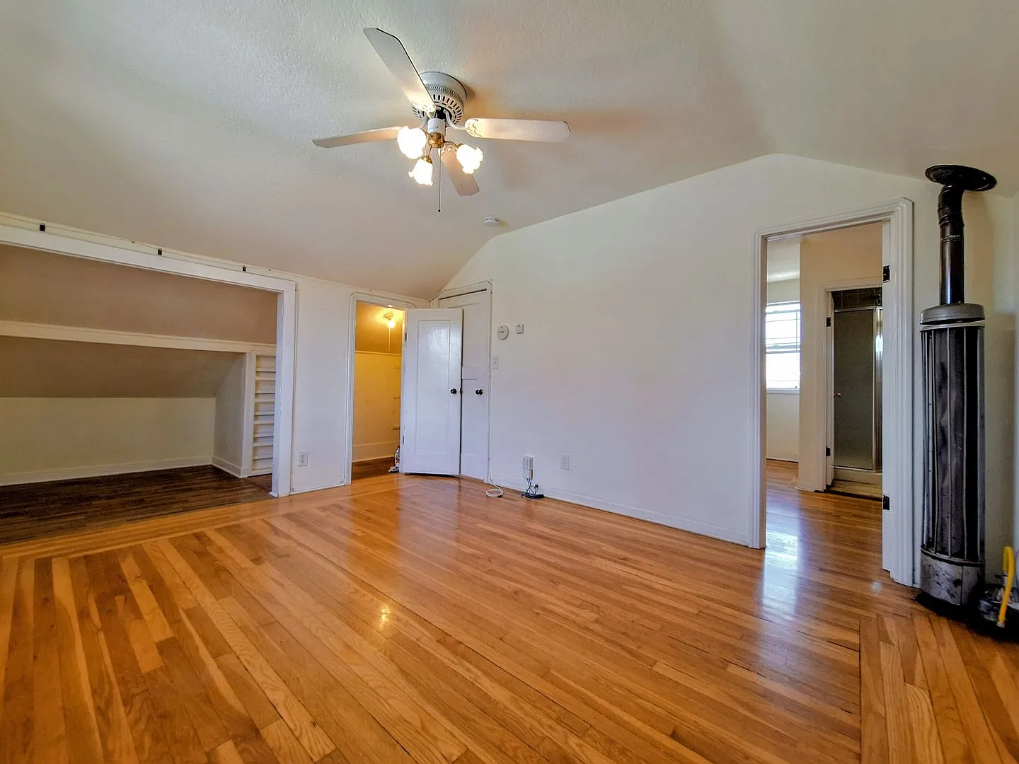 Charming 1bd Secon Floor Duplex w/Off-Street Parking & Accepting Cats! — Photo 3
