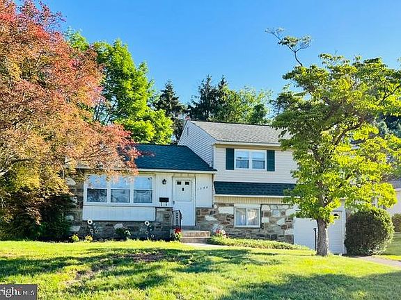 2nd image of 1258 Tulip Rd