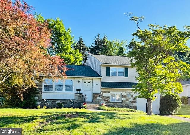 2nd image of 1258 Tulip Rd