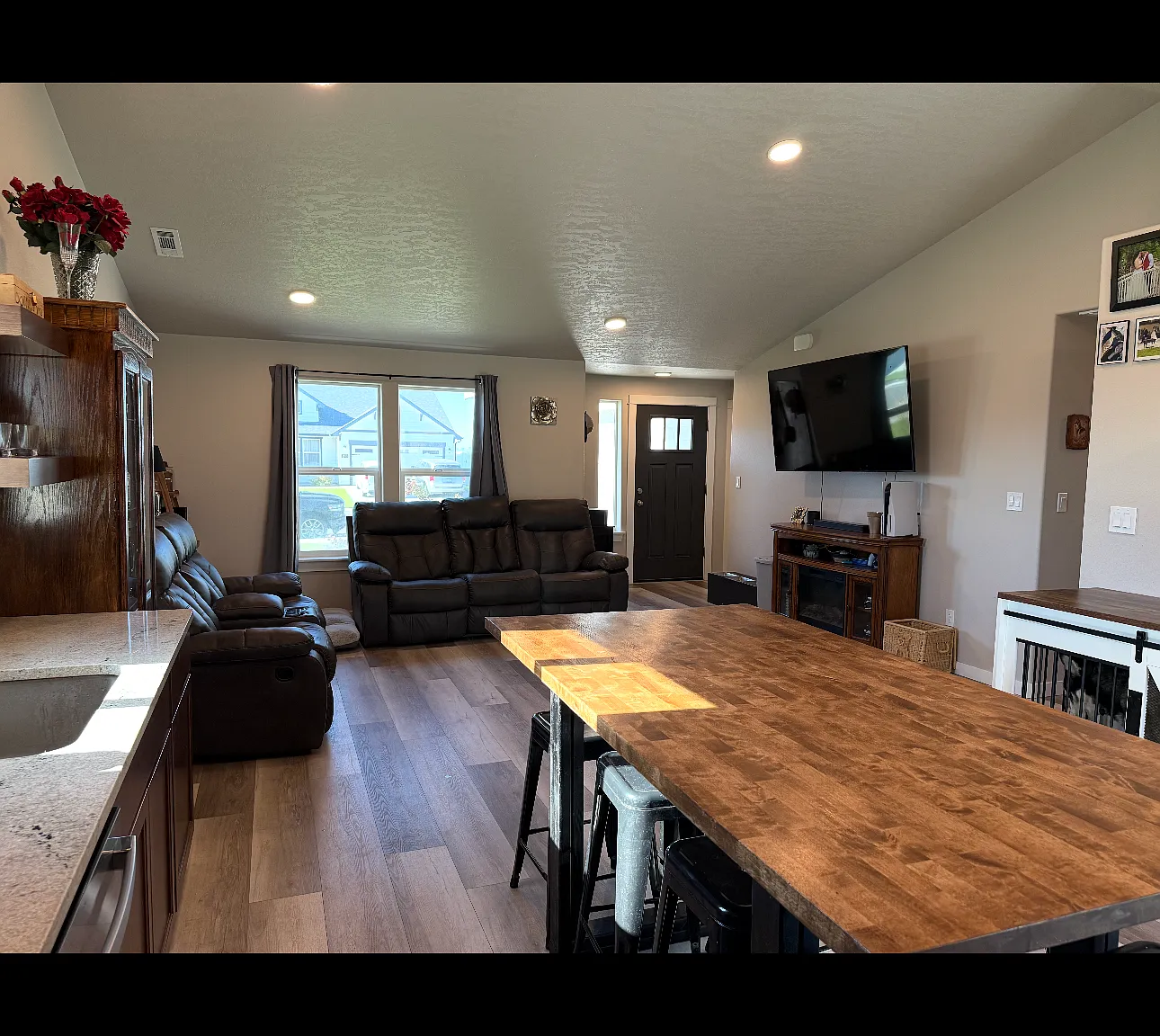 3 bed, 1149 sqft, $2,700 — Photo 2