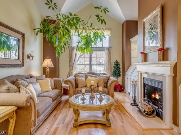 13 Vandeventer Ct, Sayreville Boro, NJ 08872