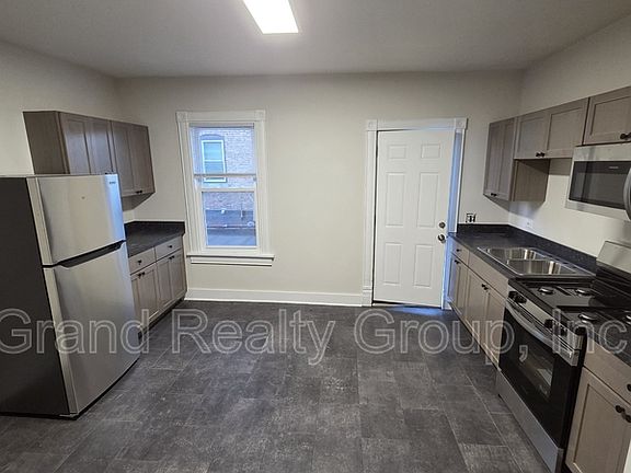 3rd image of 127 Cedar Ave #2R