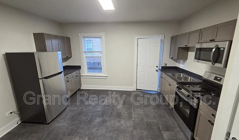 129 Cedar Ave #2R — Photo 3