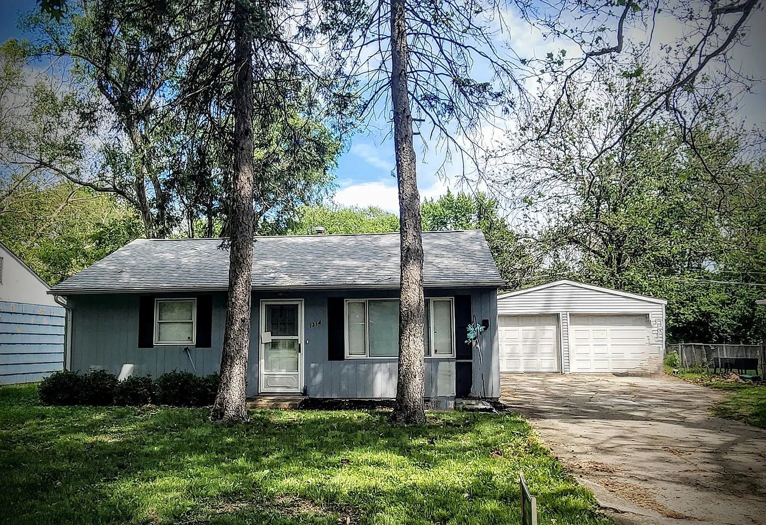 1314 Rosewood Dr photo 1