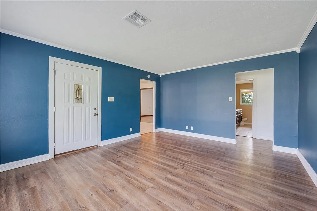 4 bed, 2.0 bath, 2064 sqft, $2,000 — Photo 2