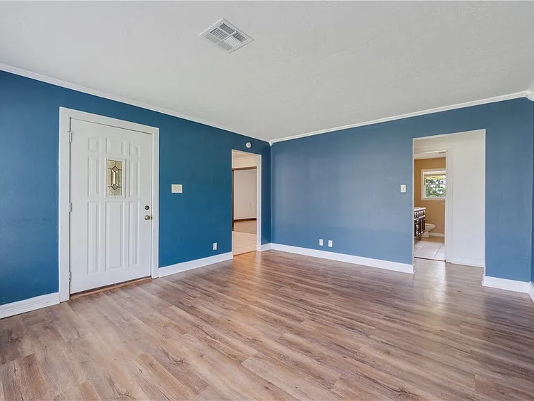 318 Fairway Dr — Photo 2