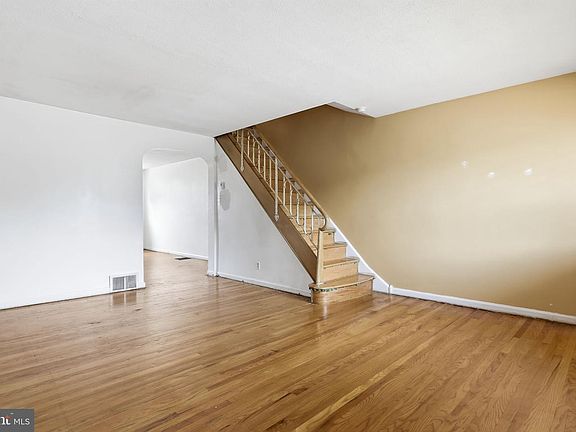 5th image of 106 E Cheltenham Ave