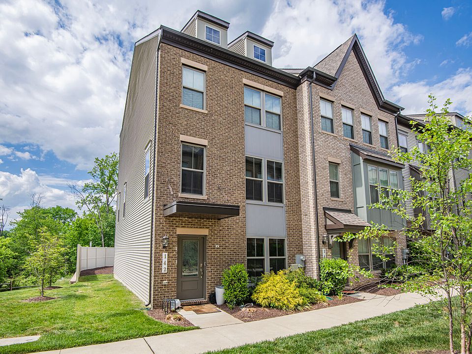End unit, with more windows and natural light