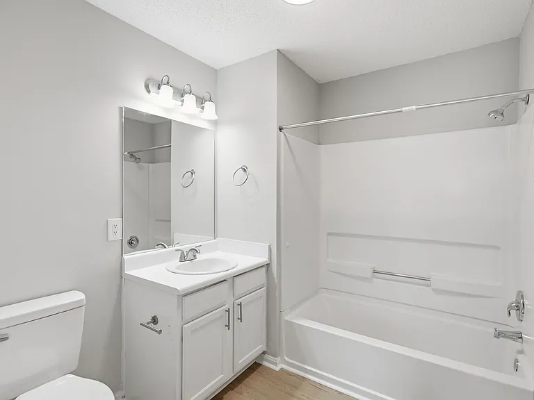 Englewood Apartments — Photo 14