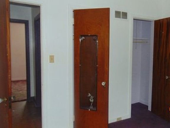 4th image of 219 E 10th St