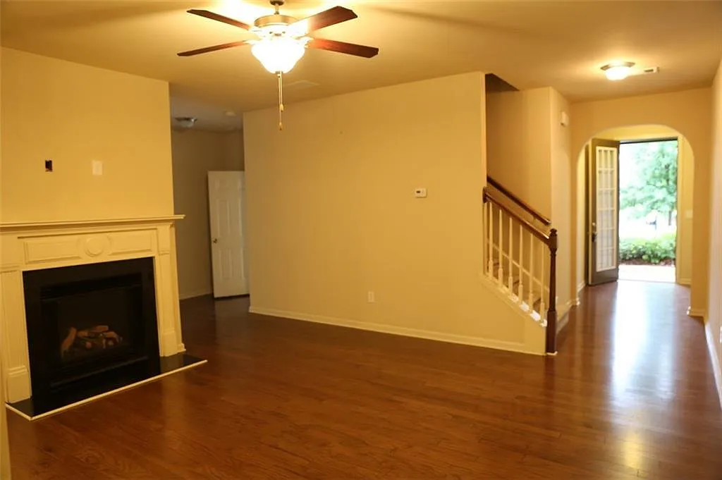 3 bed, 2.5 bath, 1929 sqft, $2,250 — Photo 3