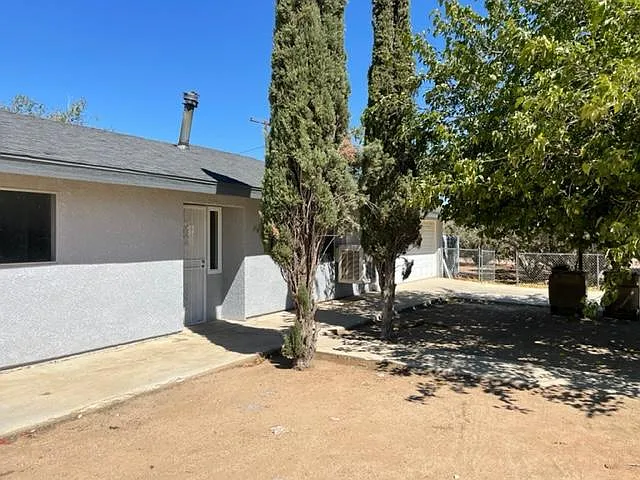 Redwood Ave, Hesperia — Photo 1
