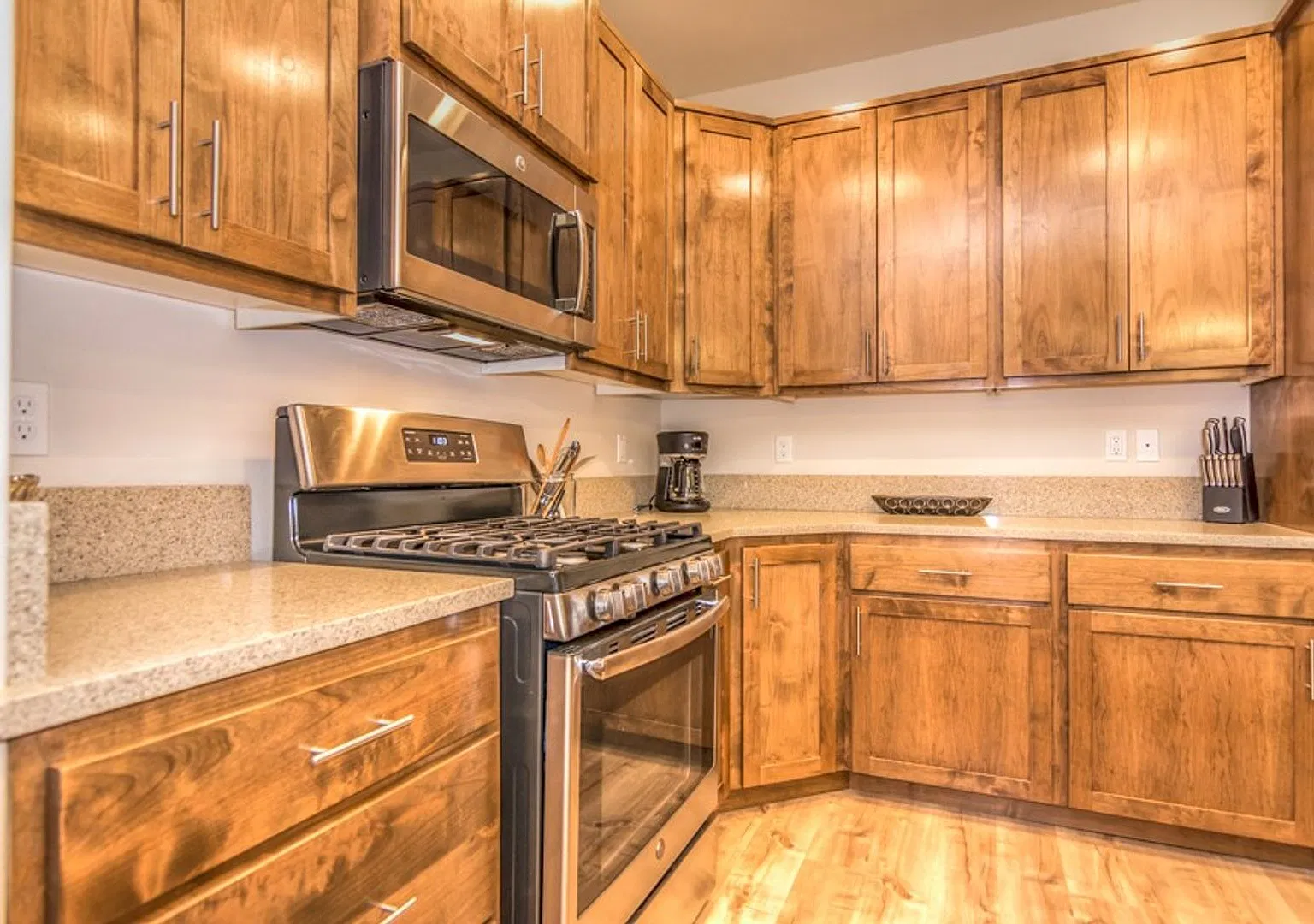 Spacious 3 Bedroom Home, Great Southeast Bend Neighborhood! Furnished Monthly Rental — Photo 4