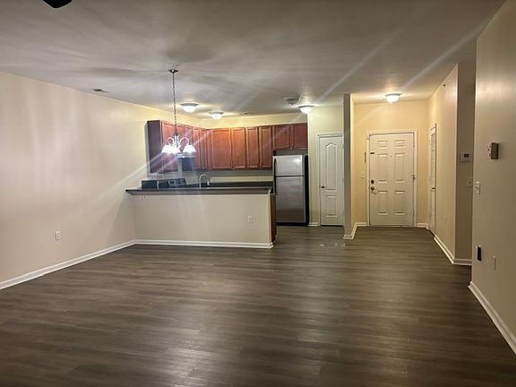 5th image of 920 Southmoor Dr #204