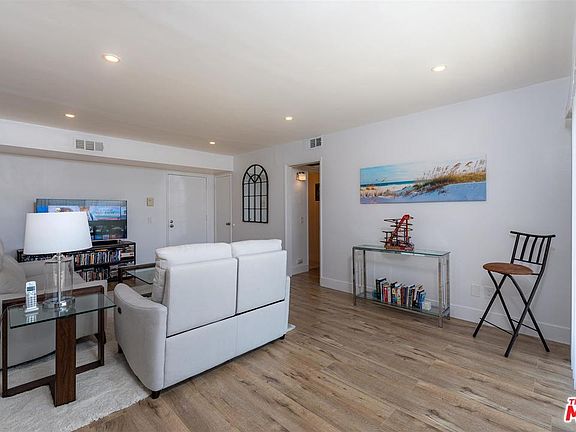 3rd image of 510 N Jackson St APT 304