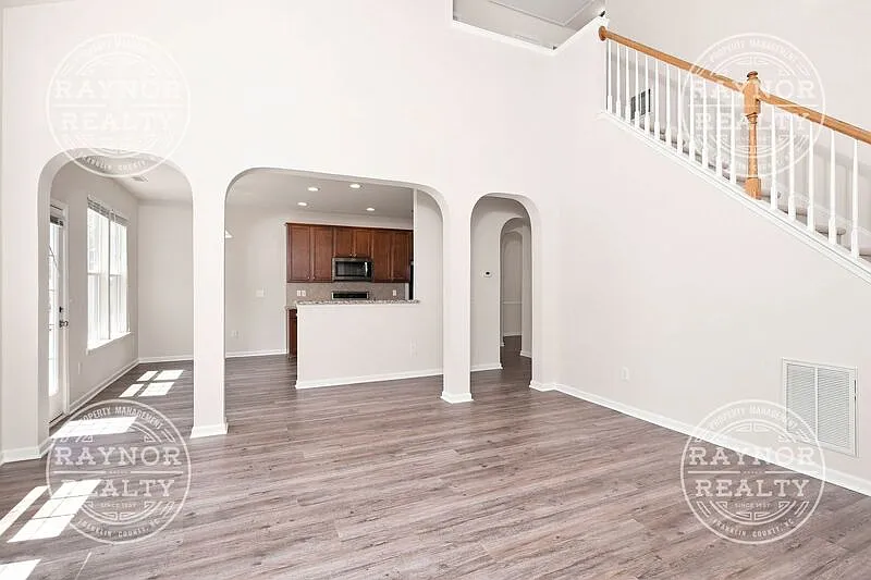 3 bed, 2.5 bath, 1900 sqft, $2,100 — Photo 2