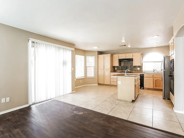 2317 Homeland St — Photo 5