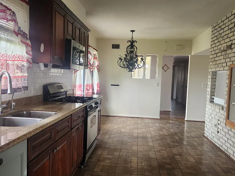 Dewey Dr — Photo 1