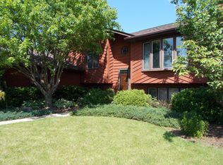 589 Colony Ave, Lindenhurst, IL 60046