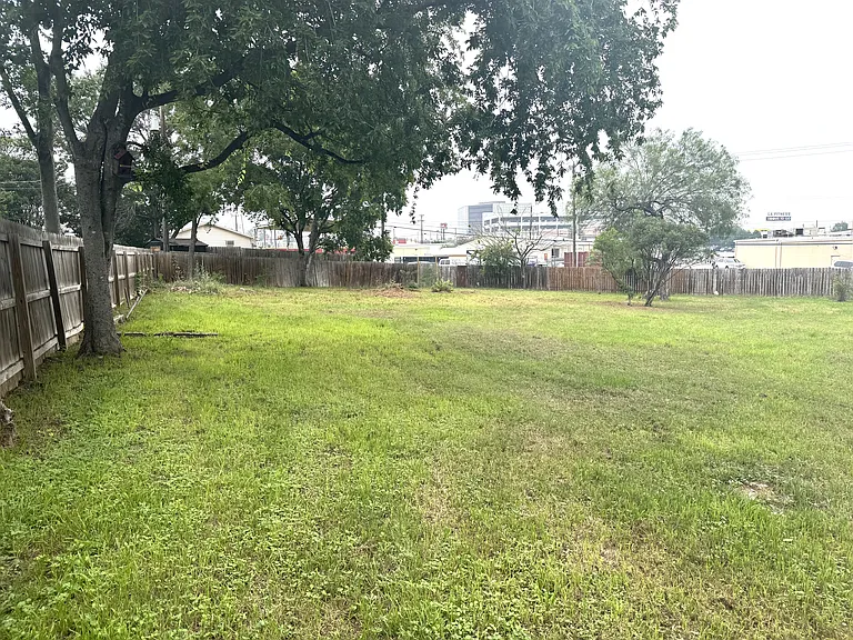 Halbart Dr — Photo 19