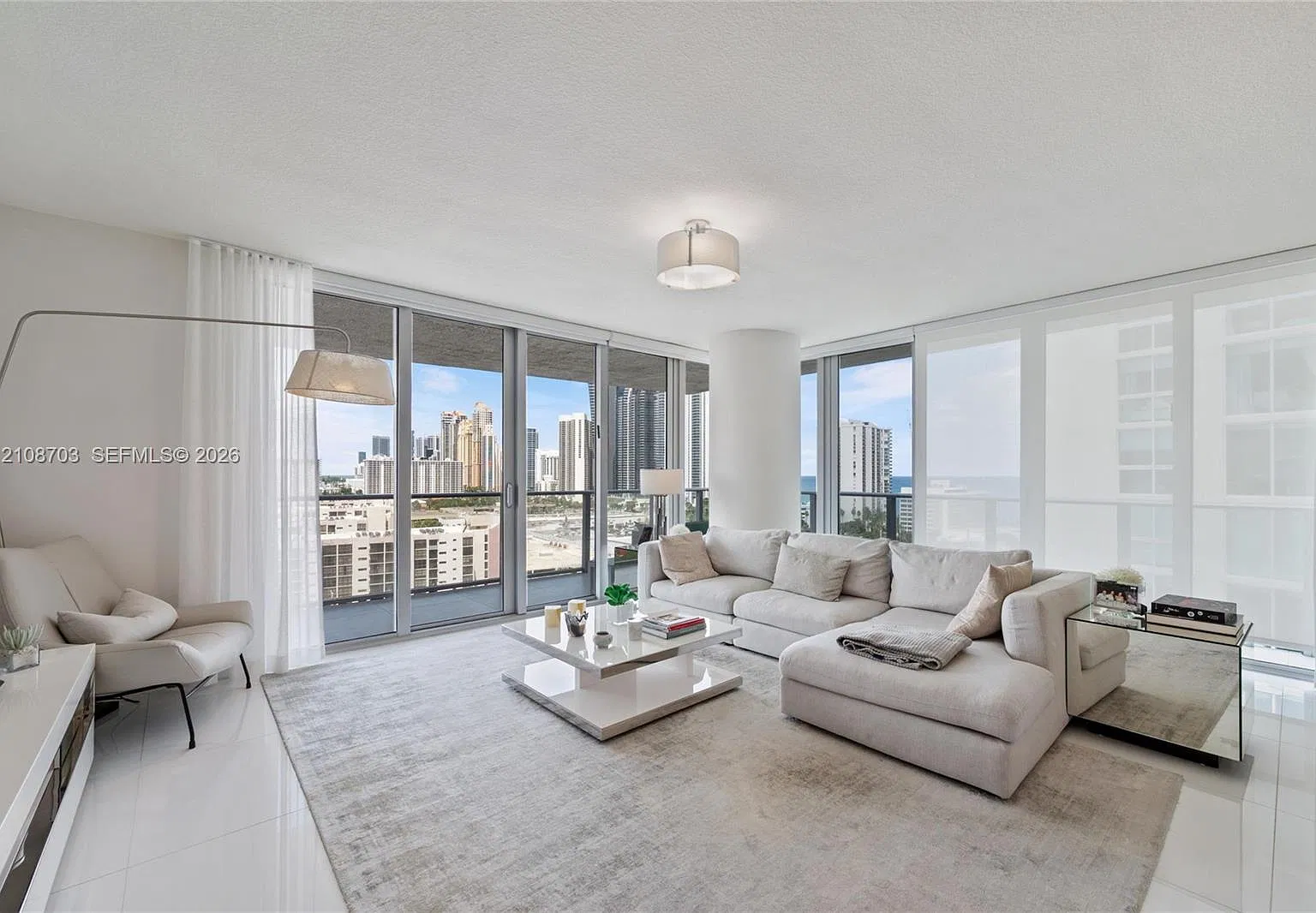 Parque Towers Condo — Photo 2