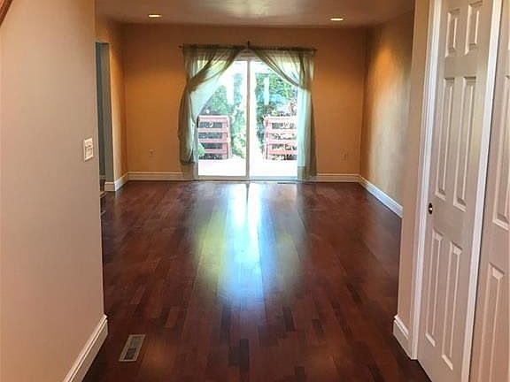 3rd image of 208 Stephanie Dr
