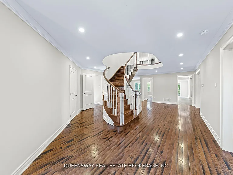 619 Culler Mews — Photo 32