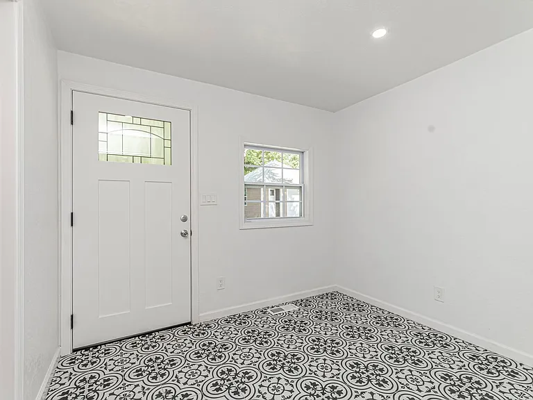 829 Broadway Ave — Photo 16