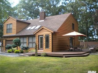 35 Chestnut St, Mount Sinai, NY 11766