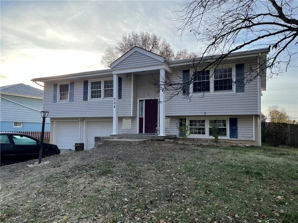 304 Highland Rd, Lansing, KS 66043