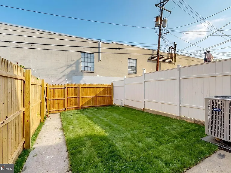 2320 W Lexington St — Photo 33