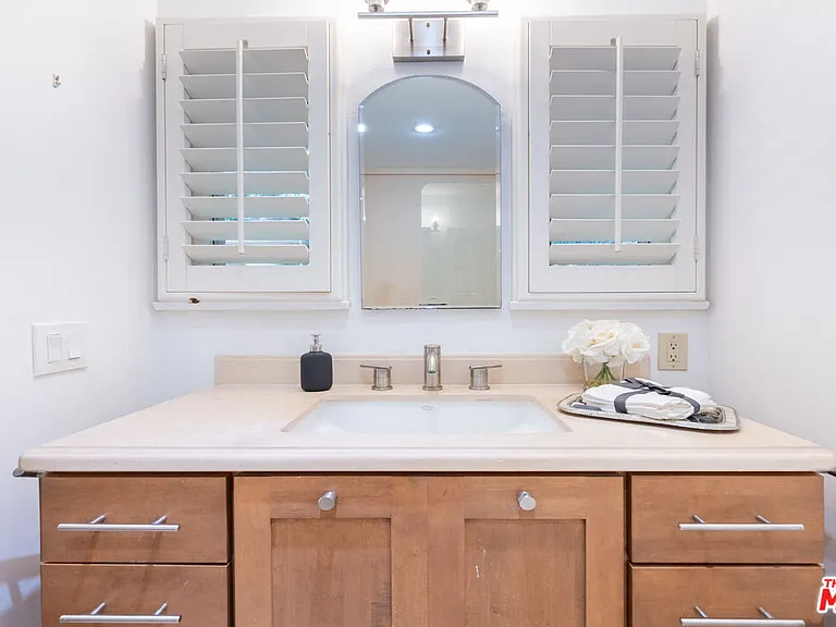 2559 Hutton Dr — Photo 17