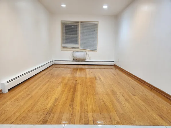 1700 Clintonville St, Whitestone, NY 11357