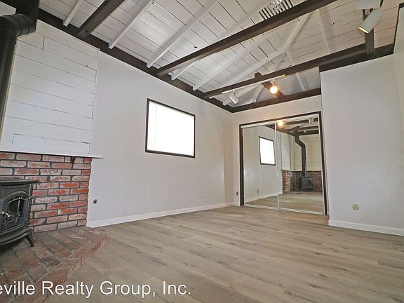 2nd image of 1055 1/2 Lincoln Ave
