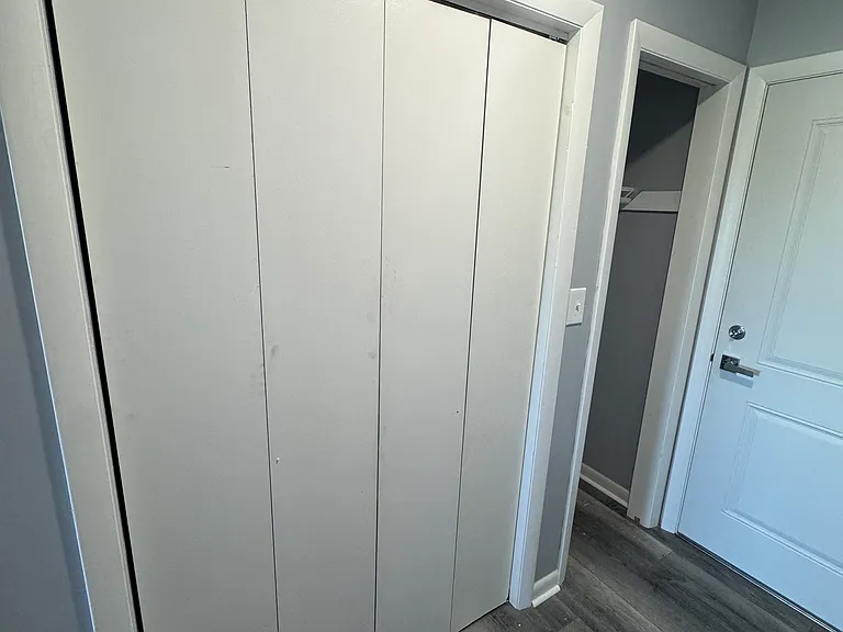Entry Way (Middle Unit)
